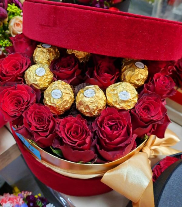 Kvetinový box okrúhly z červených ruží a ferrero rocher